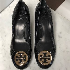 BLACK PATENT LEATHER TORY BURCH WEDGES SIZE 10.5